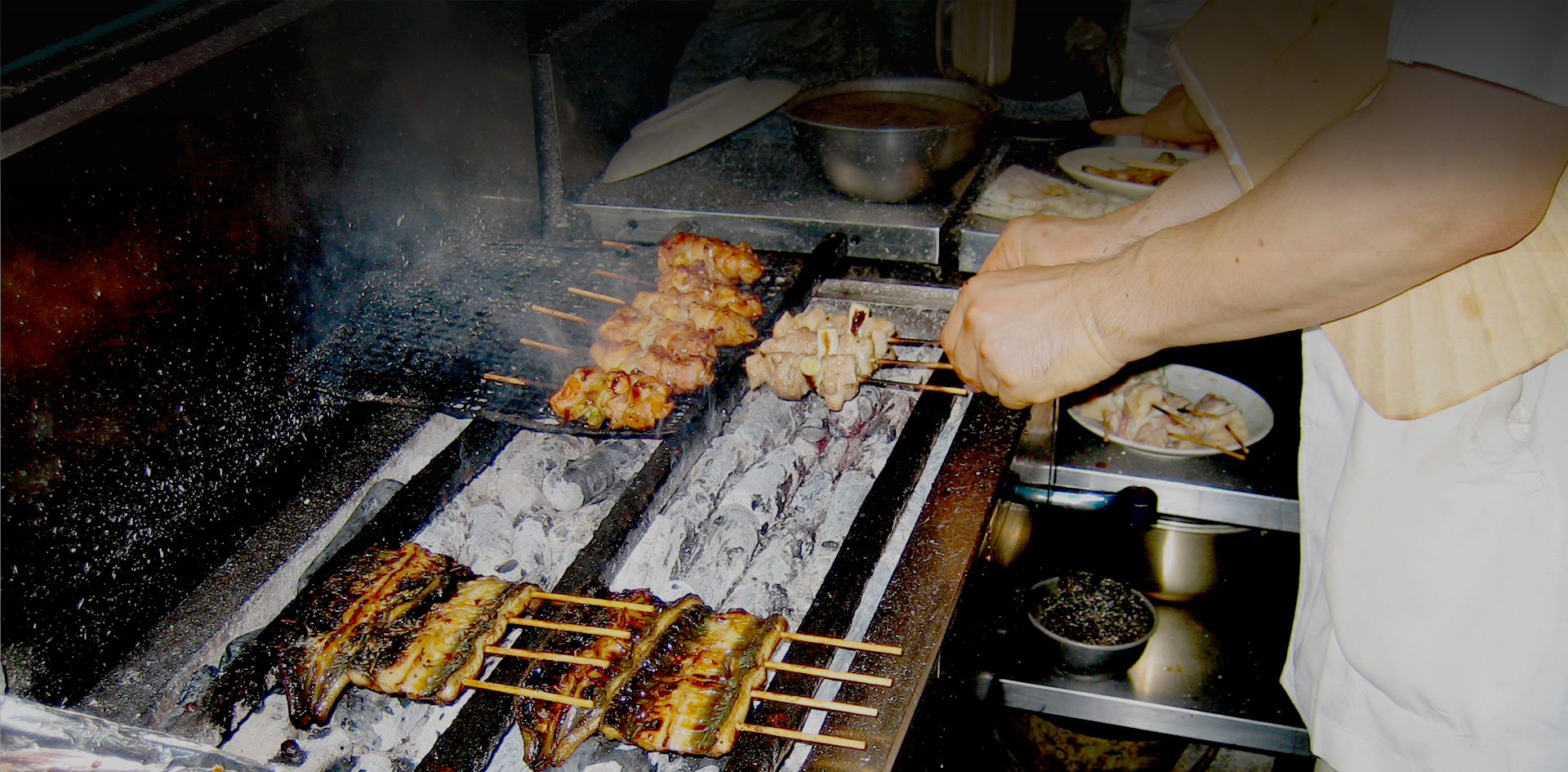 炭火で焼かれている串もののイメージ