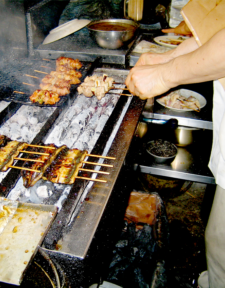 炭火で焼かれている串もののイメージ